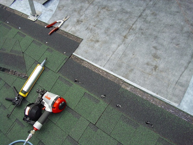 名東区で経年劣化した既存カラーベストへ屋根カバー工事を実施、アスファルトシングルで屋根カバー工事